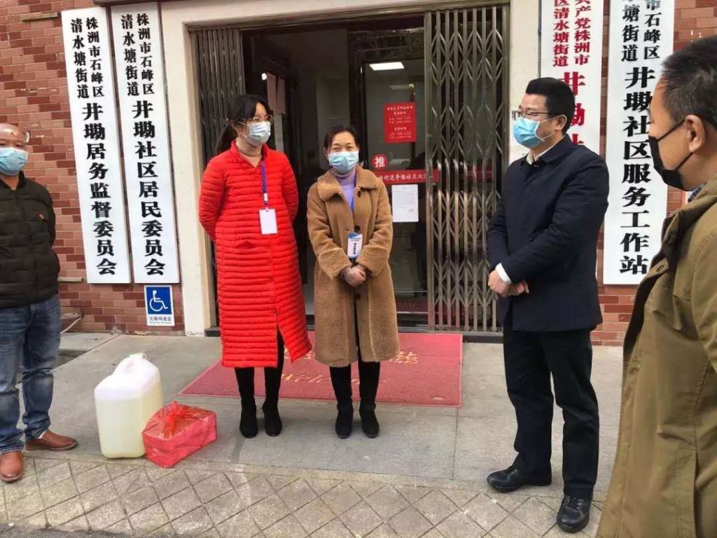 送物资、表慰问、鼓士气 | 株洲市生态环境局赴社区慰问一线抗疫队员
