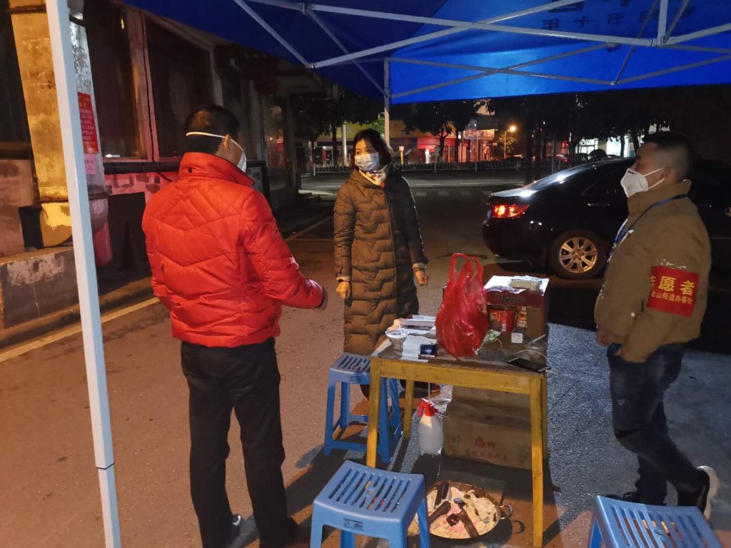 区领导元宵节走访慰问基层防疫工作人员