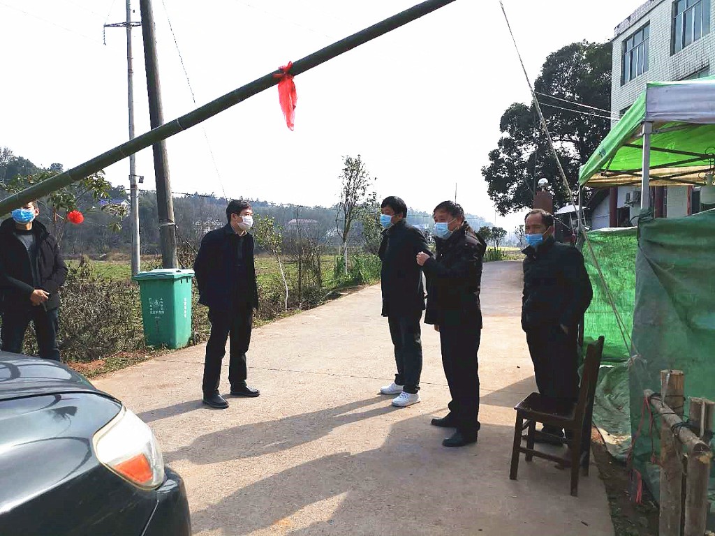 株洲市农业农村局党组副书记、副局长张智敏赴贫困村指导疫情防控