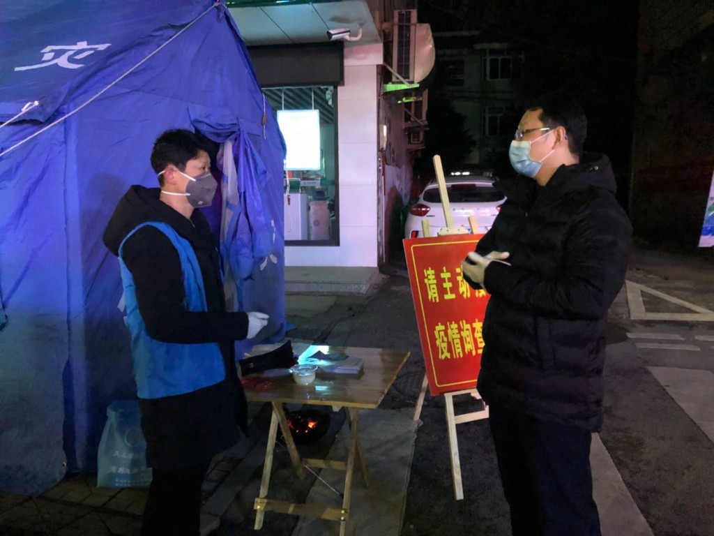 区领导元宵节走访慰问基层防疫工作人员
