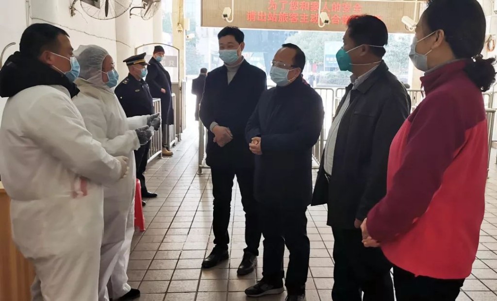 向全力抗击疫情的英雄们致敬！