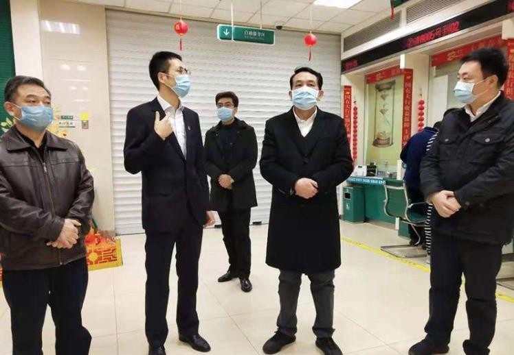 康月林督导银行网点疫情防控和企业复工复产工作