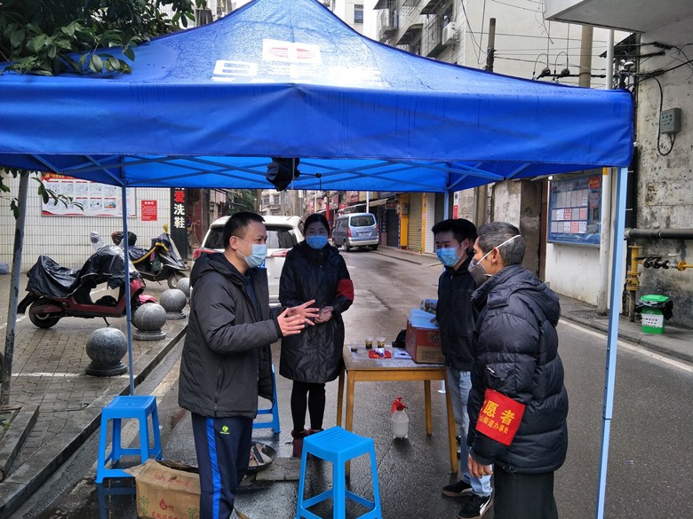 区领导元宵节走访慰问基层防疫工作人员