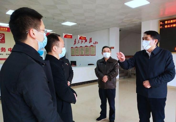 康月林督导疫情防控工作强调：发挥基层党组织战斗堡垒作用，坚决打赢疫情防控的人民战争