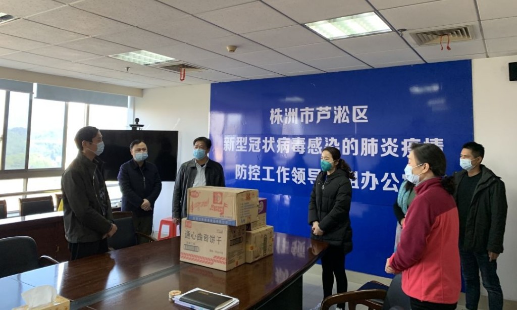 向全力抗击疫情的英雄们致敬！