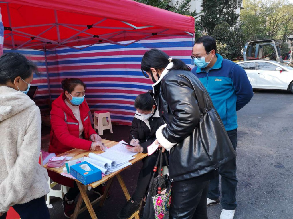 区政协一行赴基层督察疫情防控工作