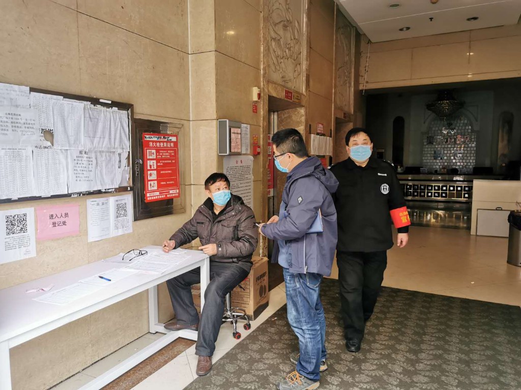 市发改委督查写字楼、公寓等疫情防控工作