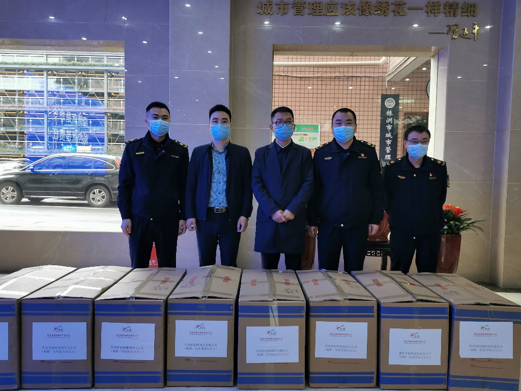 爱心企业捐赠物质助力市城管系统战“疫”
