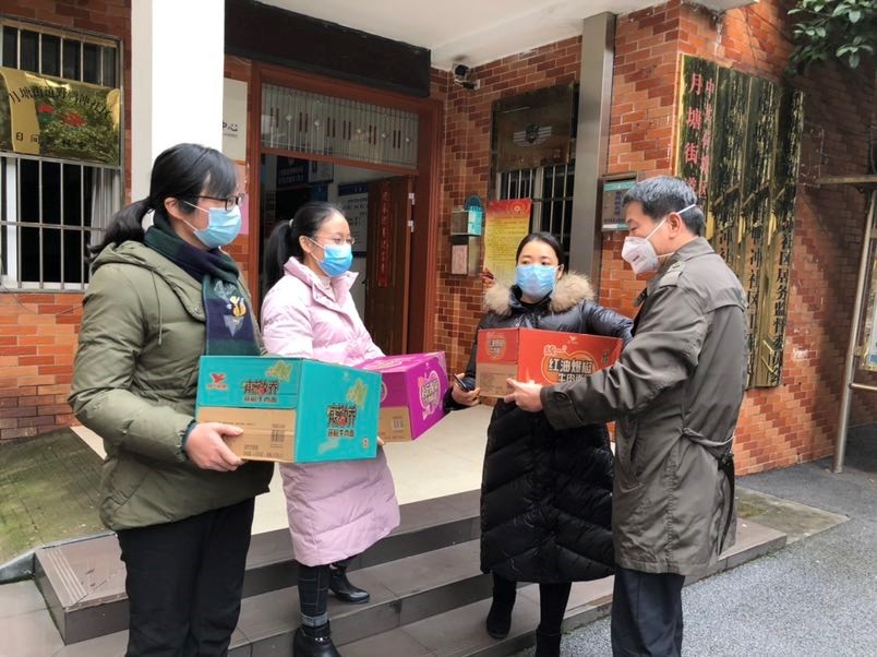 区纪委监委一行慰问疫情防控社区一线工作者