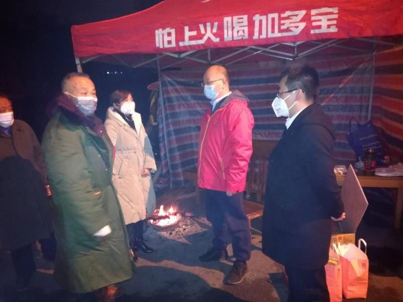 区领导元宵节走访慰问基层防疫工作人员
