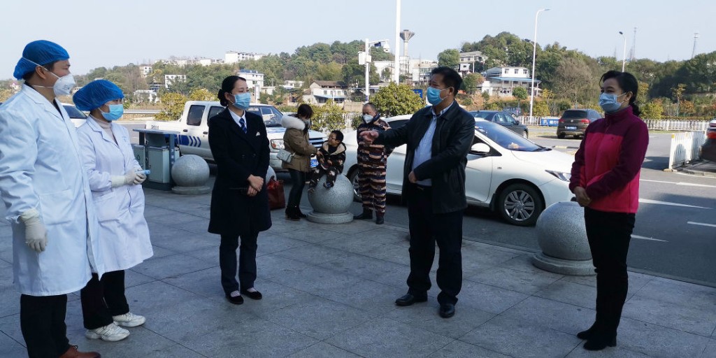 向全力抗击疫情的英雄们致敬！
