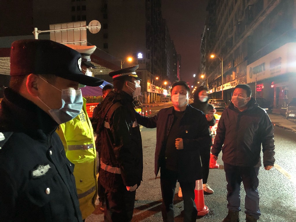 区委组织部一行深夜慰问防疫守卡工作人员