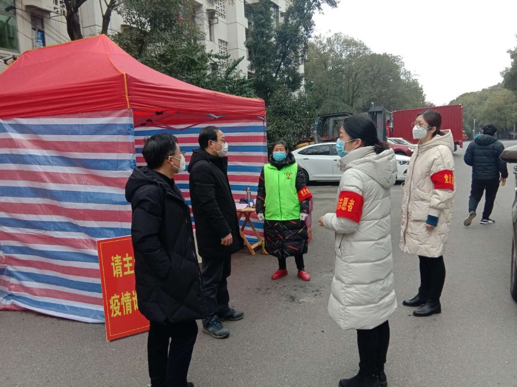 区领导元宵节走访慰问基层防疫工作人员