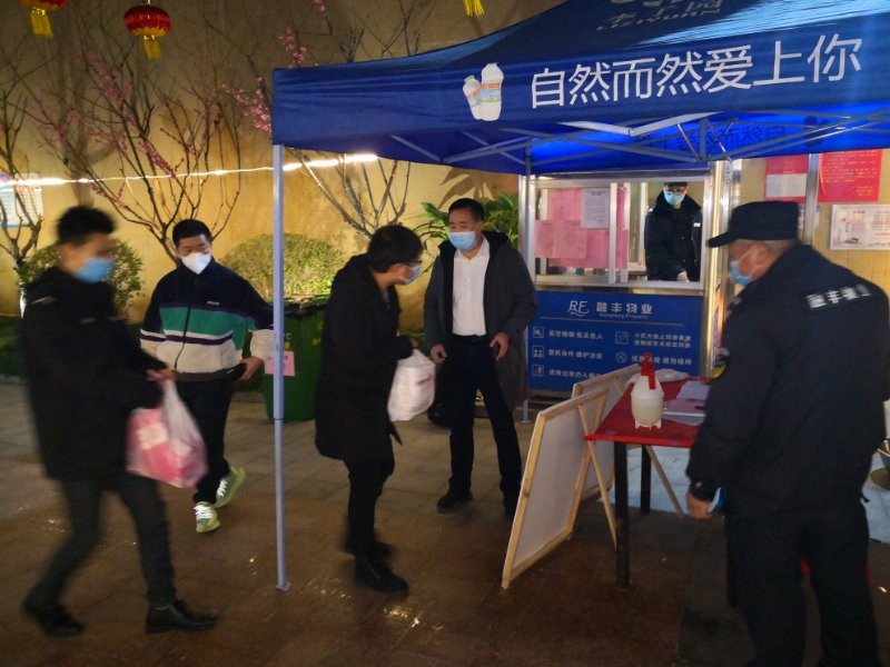 区领导元宵节走访慰问基层防疫工作人员