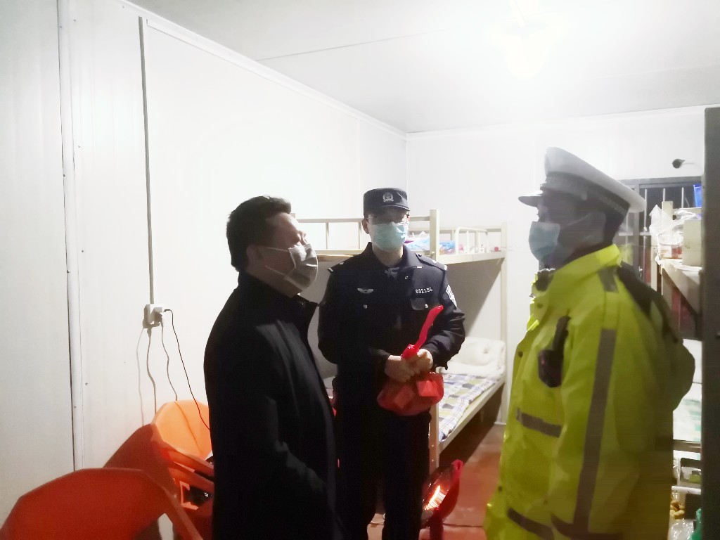区领导元宵节走访慰问基层防疫工作人员