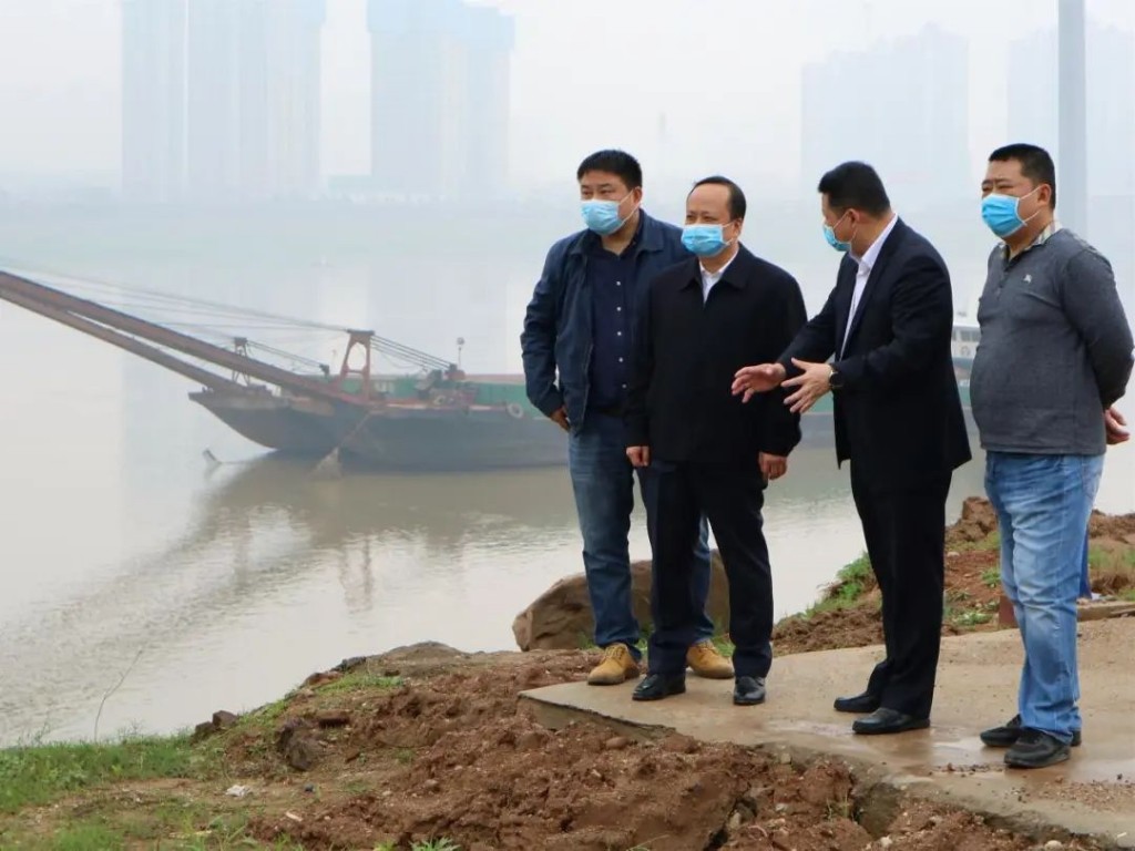 区长杨晓江调度防汛备汛工作并带队巡河