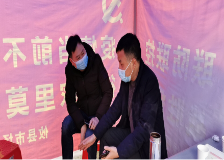 战“疫”防控显担当 雪花社区送锦旗