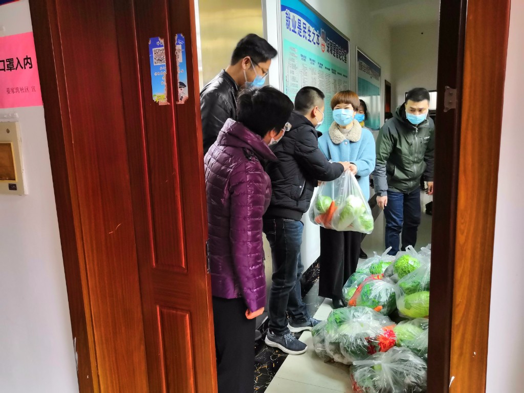 人大代表心系一线   新鲜果蔬配送到人