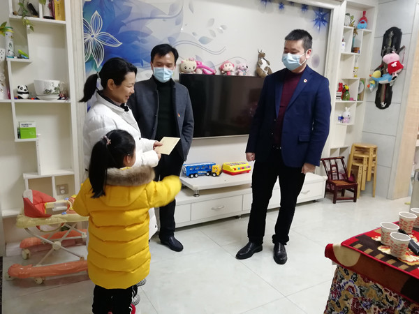 【党旗下的新时代文明实践】县政府办开展“抗‘疫’天使、你我同行”看望慰问一线医务工作者及其家属志愿服务活动