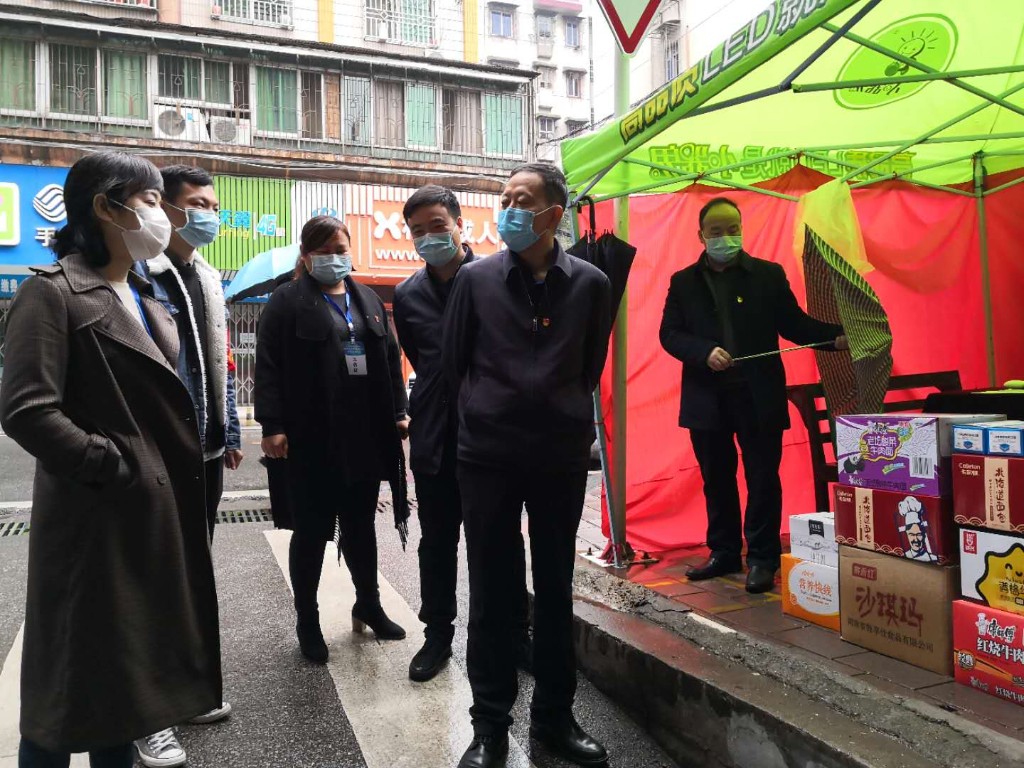 高新区党工委委员、管委会副主任陈远瑞看望慰问基层防疫工作人员和青年志愿者