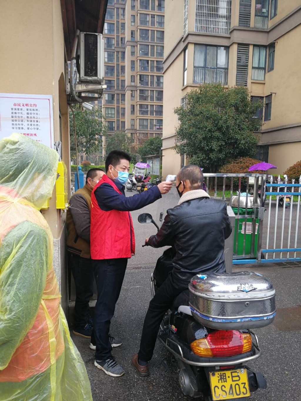 市林业局党员赴荷塘区龙湾社区开展“党员志愿进社区,防控疫情走基层”主题党日活动