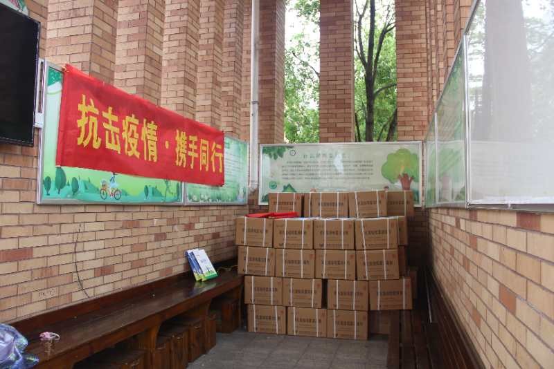 凝聚爱 共战疫 ——爱心企业向区教育局捐赠防疫物资