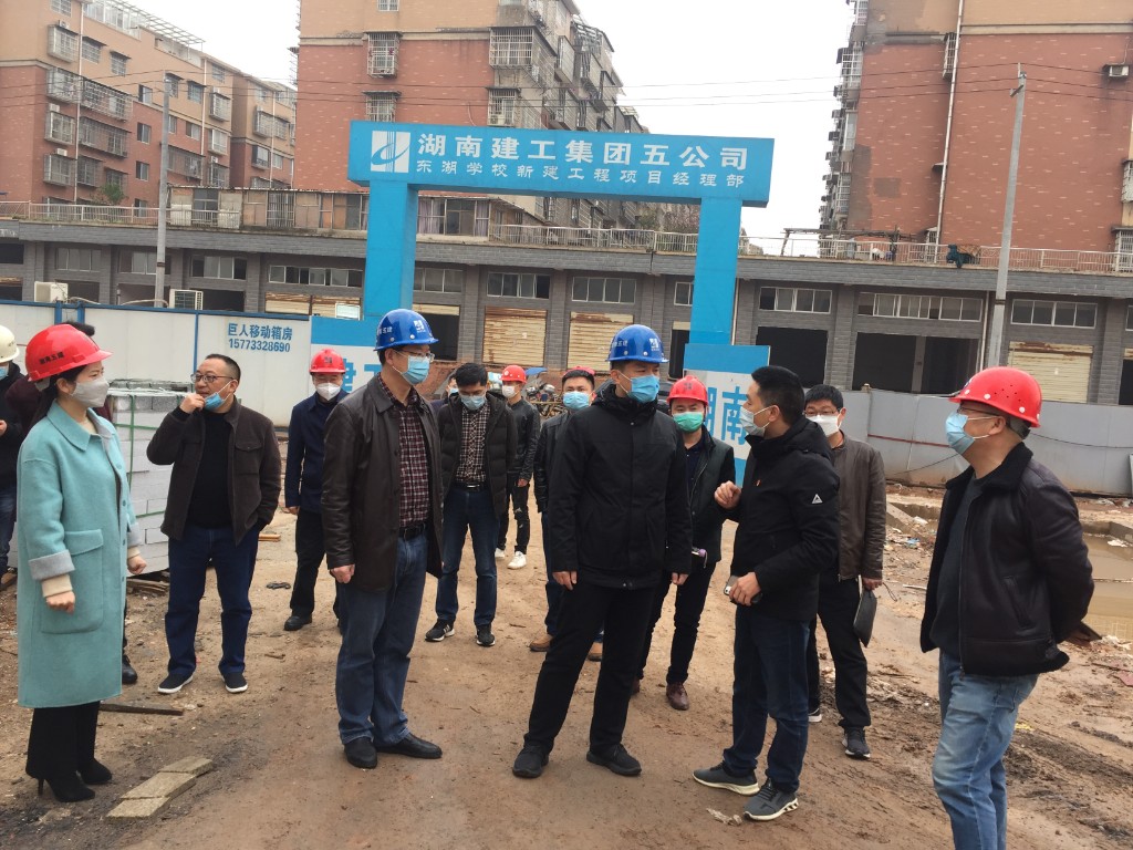 周天浩副区长督查学校建设工作
