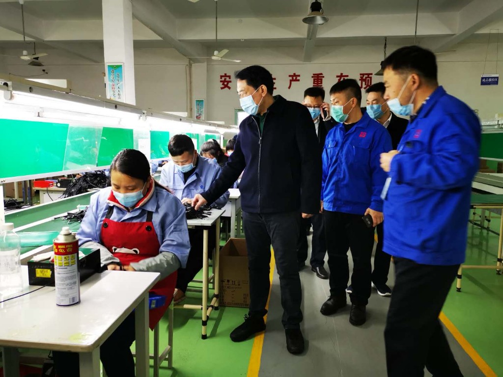 县委书记康月林督导企业复工复产　强调：温暖在难时　帮扶在实处