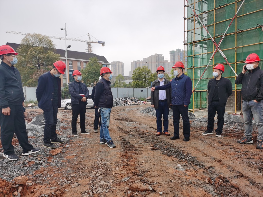 区委组织部部长王志强督查隆兴中学建设进度