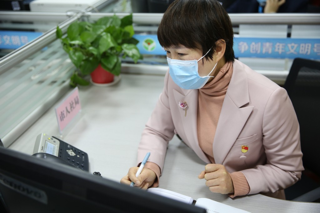 市人社局总会计师罗芳接听“企业服务专线”