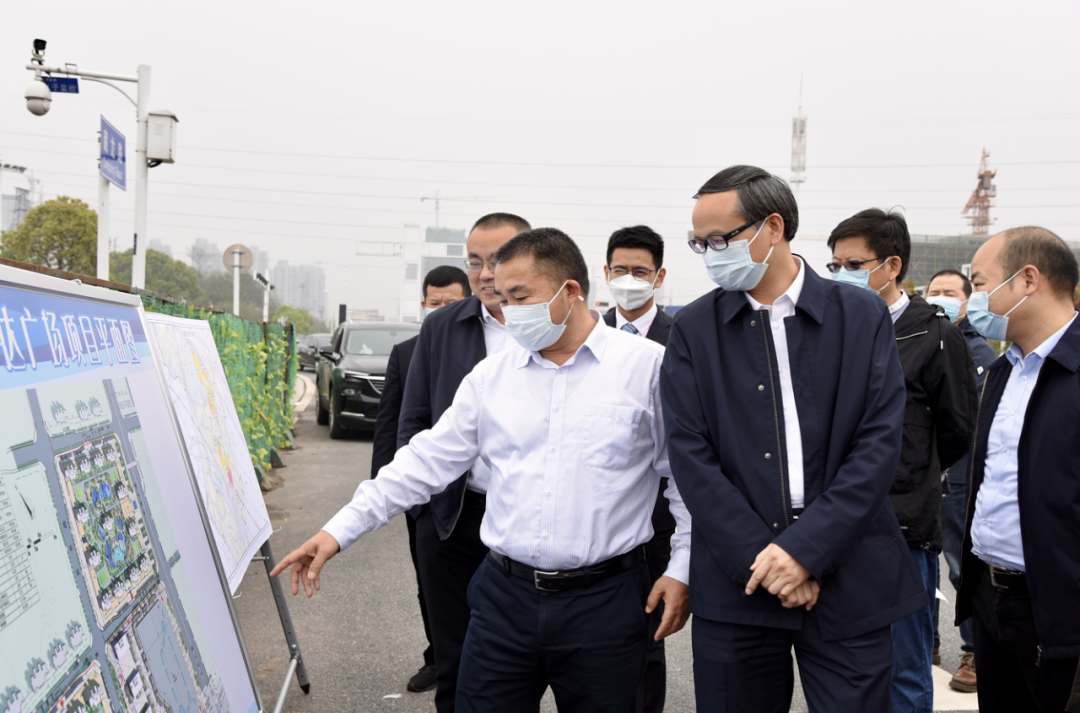 覃万成现场调度万达广场项目：高效推动项目建设