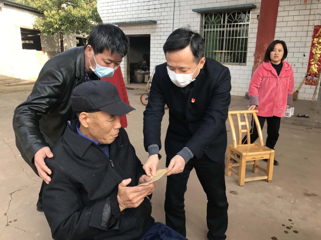 市人社局领导干部积极下沉社区开展志愿服务