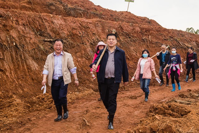 市发展改革委志愿者参加“创建国家生态园林城市，共筑绿色小康”义务植树活动