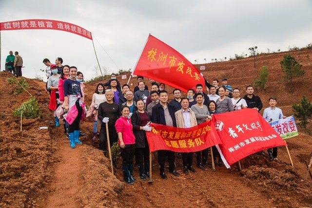 市发展改革委志愿者参加“创建国家生态园林城市，共筑绿色小康”义务植树活动