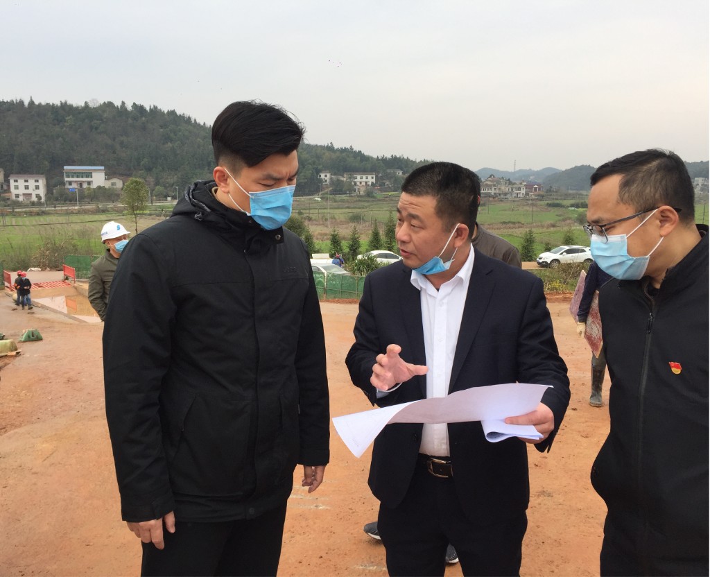 周天浩副区长督查学校建设工作