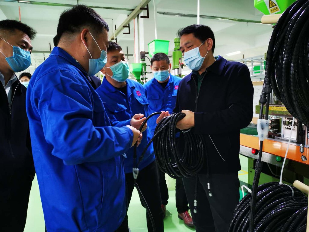 县委书记康月林督导企业复工复产　强调：温暖在难时　帮扶在实处