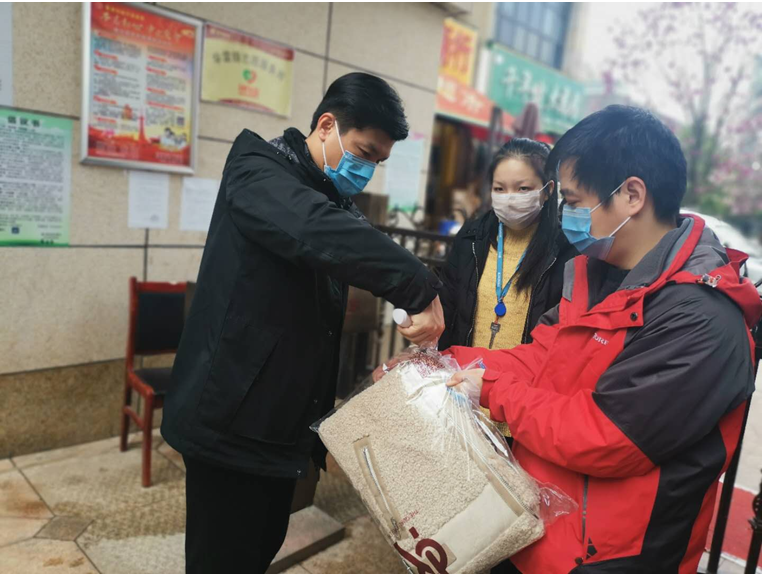 区人民政府副区长周天浩湘湾社区参加疫情防控志愿服务