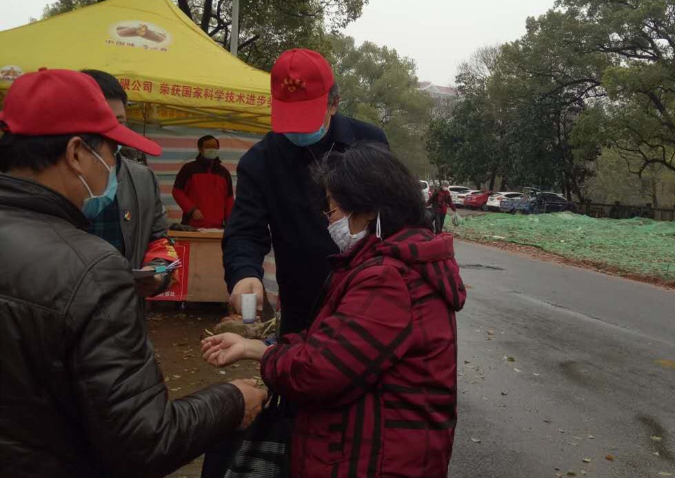吴晓光到芦淞区南苑社区开展防疫志愿服务