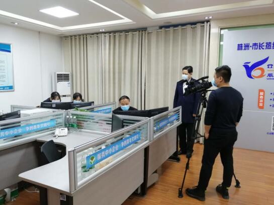 市国资委副主任刘建荣接听市长热线