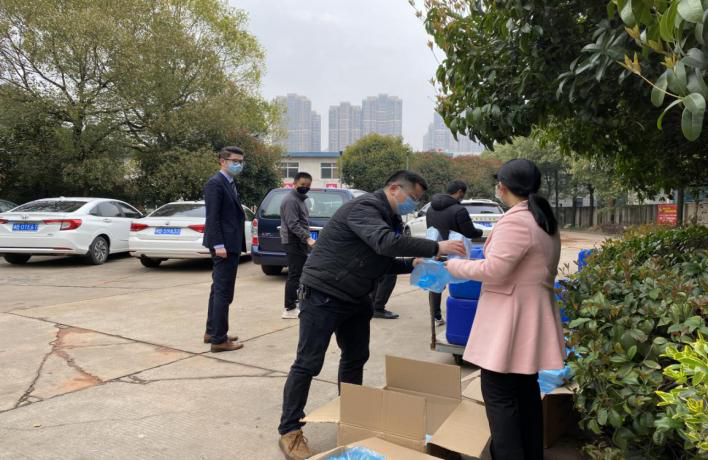发放防护物资 为文旅体企业复工复产保驾护航