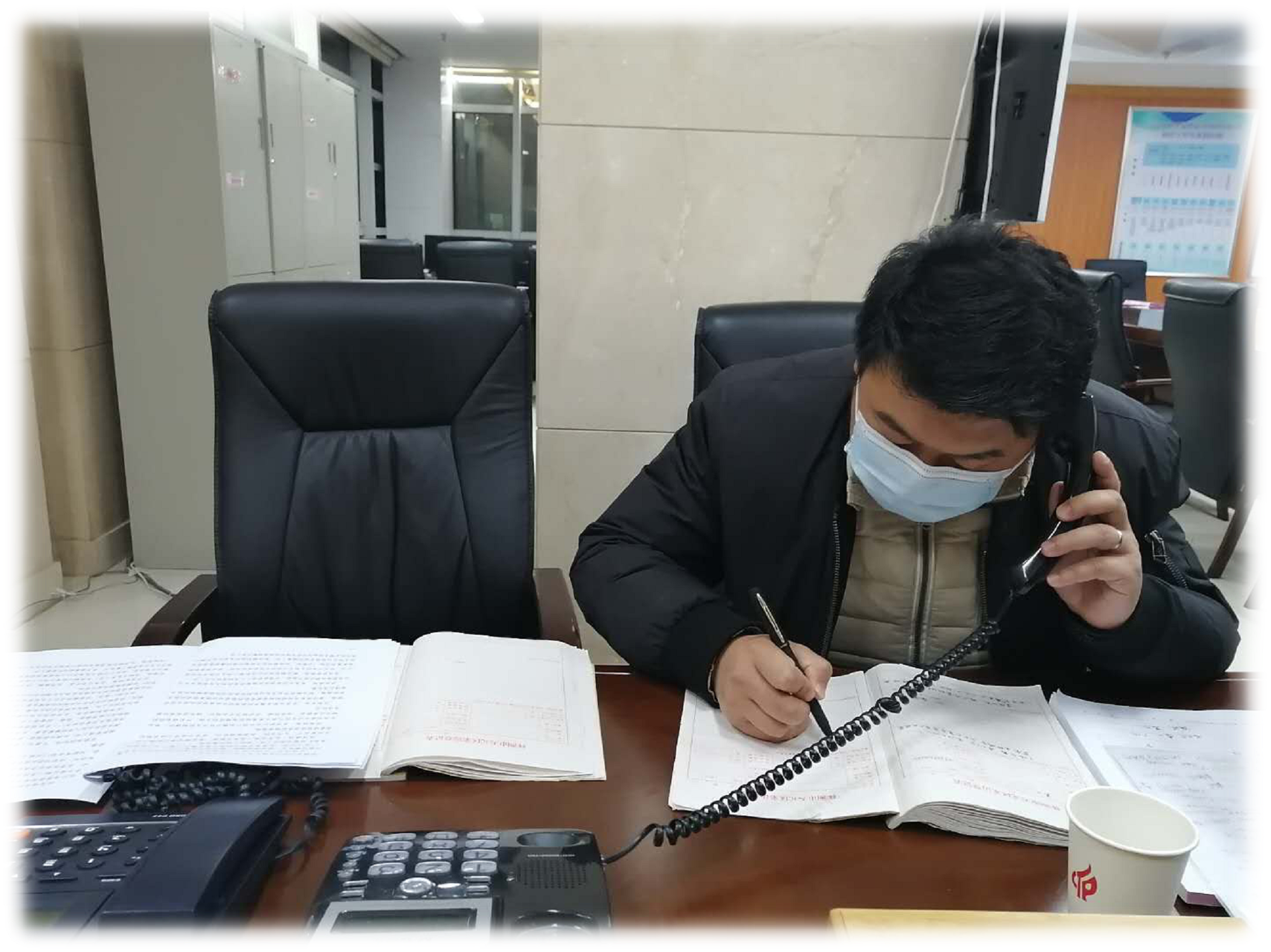 抗击疫情，党员当先，让党旗高高飘扬