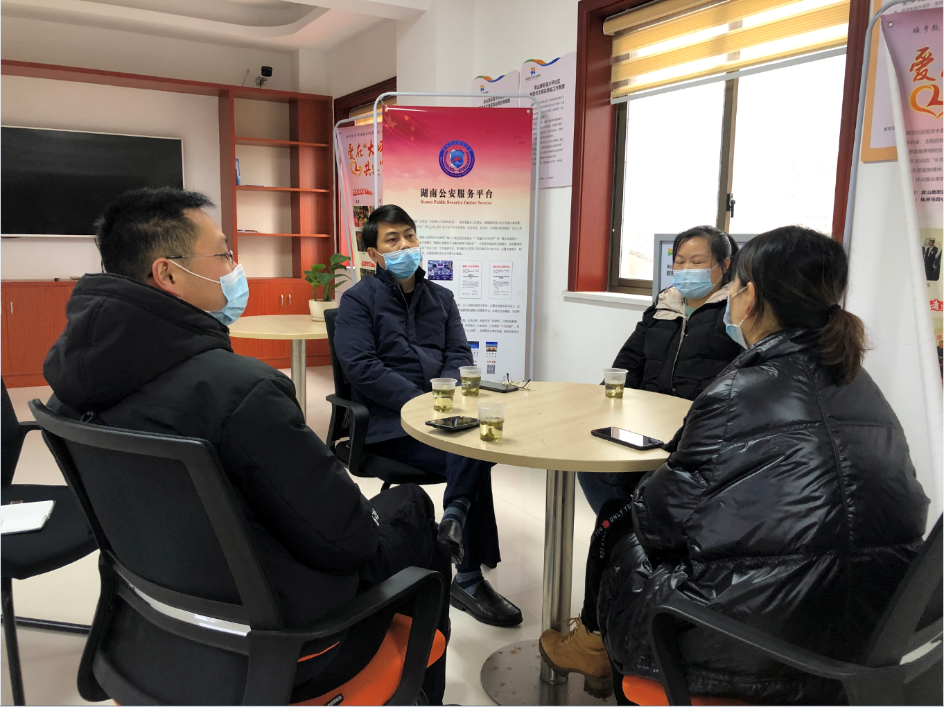 区人民政府副区长刘新华带领区物业服务指导中心到疫情防控联点嵩山路街道大坪社区参加志愿服务