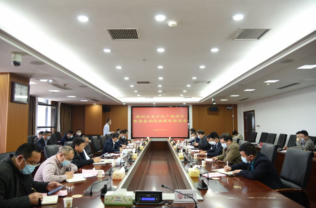 覃万成现场调度万达广场项目：高效推动项目建设