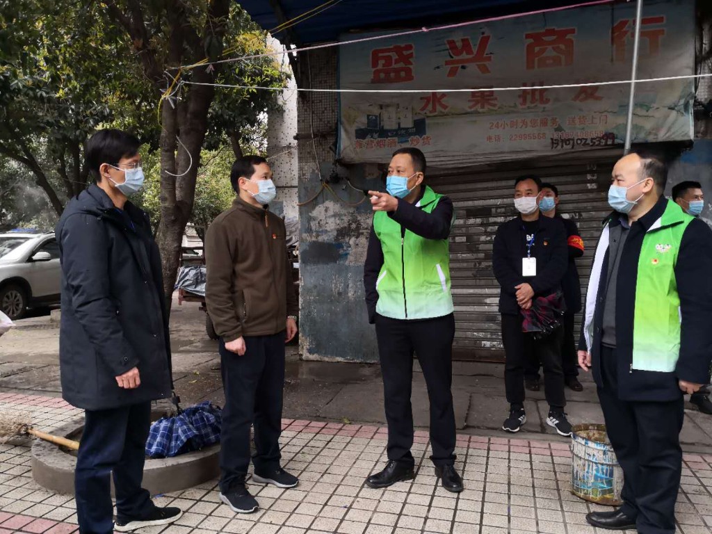 高新区党工委委员、管委会副主任陈远瑞看望慰问基层防疫工作人员和青年志愿者