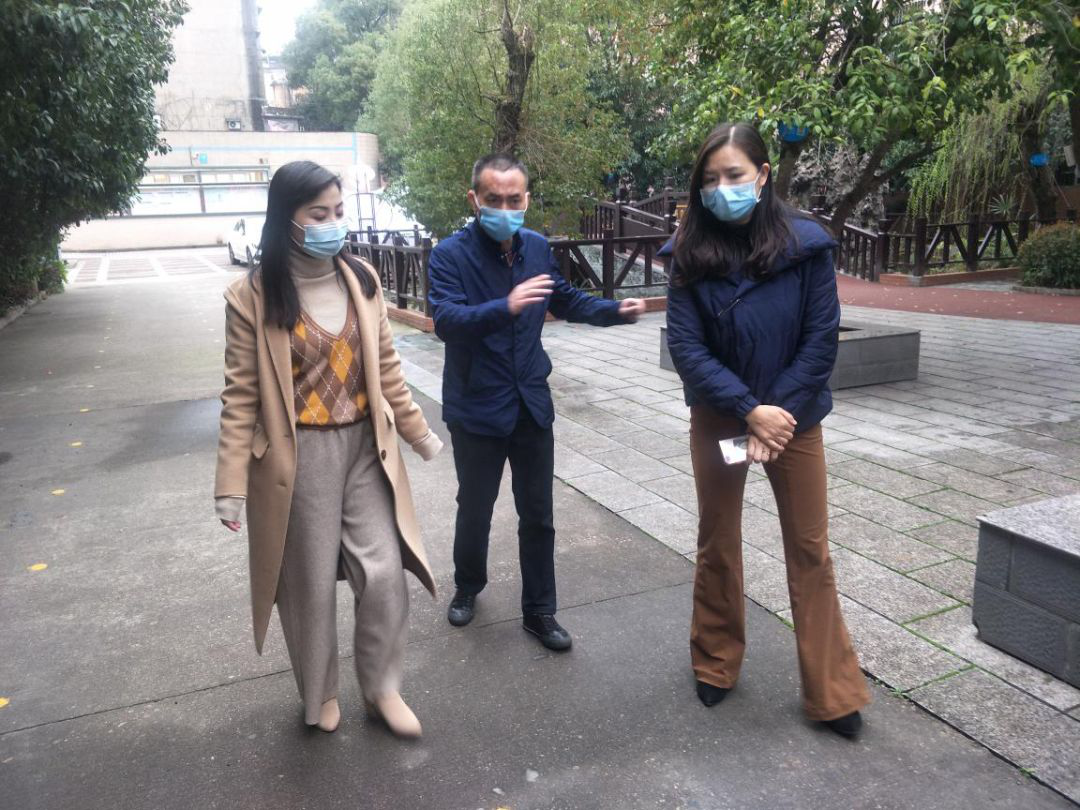 区教育局到红旗路小学指导校园改扩建项目