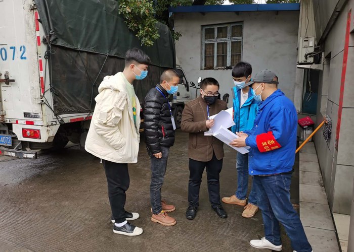 区疫情防控工作领导小组督查茨菇塘街道长征社区内企业复工复产和疫情防控工作