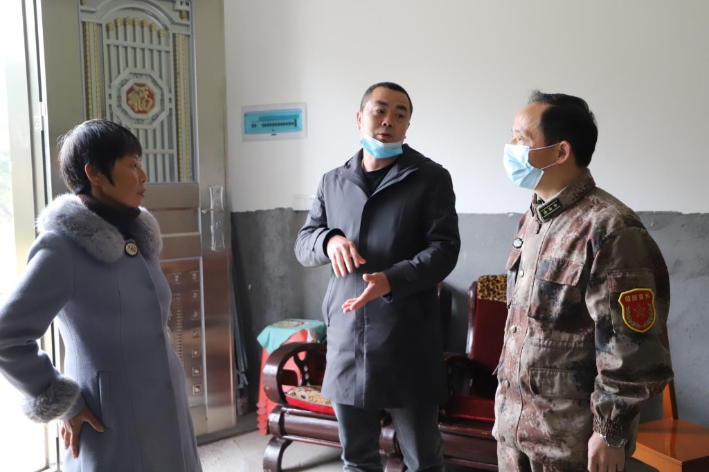 【谭桥街道】县人武部政委进村扶贫，尽显鱼水情