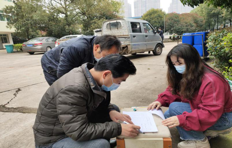 发放防护物资 为文旅体企业复工复产保驾护航