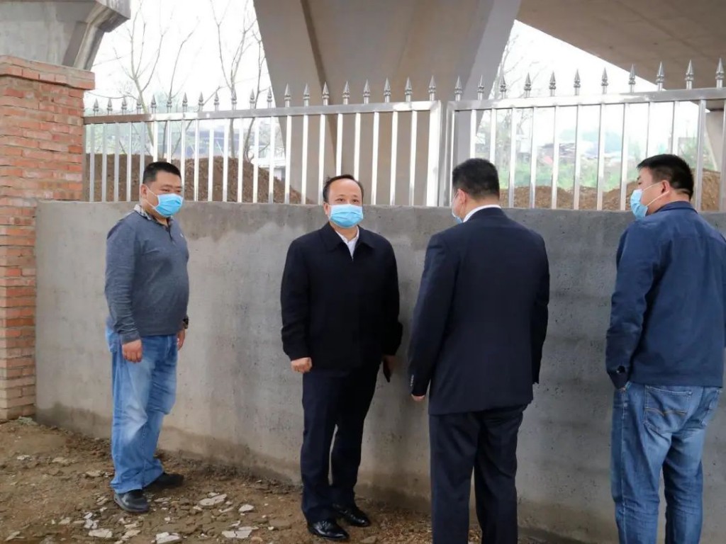 区长杨晓江调度防汛备汛工作并带队巡河