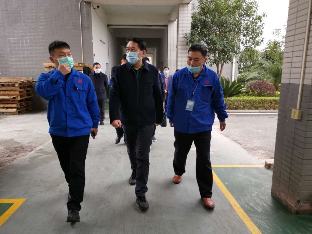县委书记康月林督导企业复工复产　强调：温暖在难时　帮扶在实处